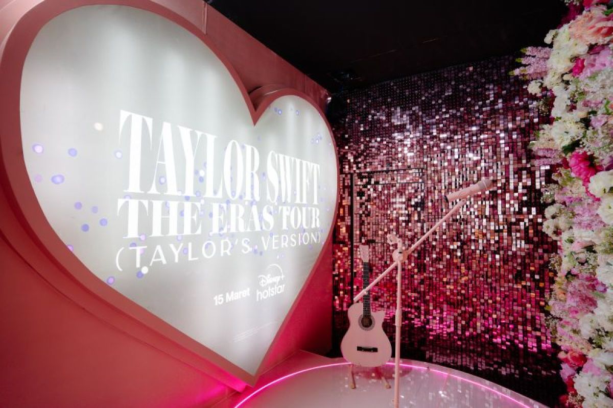 Disney Plus menghadirkan montase foto menyambut Taylor Swift: The Era Tour.