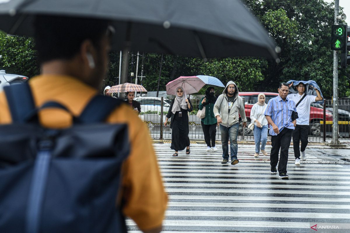 Sebagian DKI diprakirakan hujan ringan pada Jumat siang