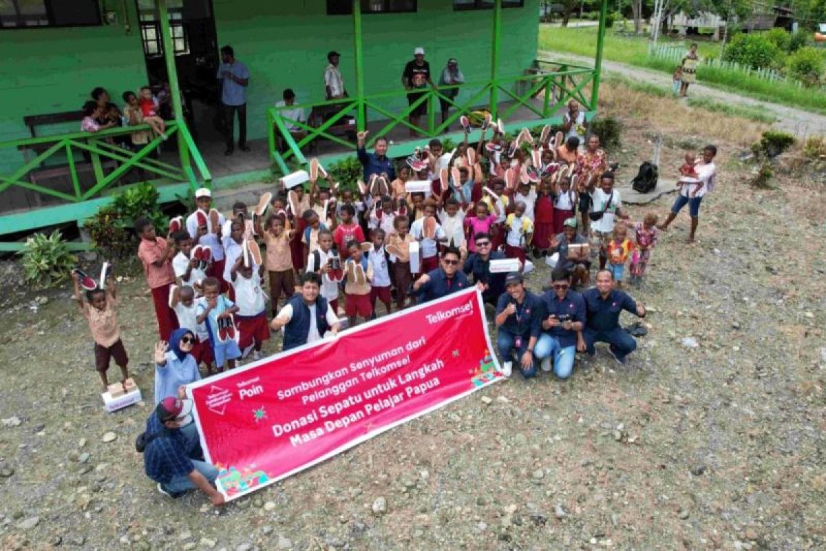 Poin pelanggan PT Telkomsel didistribusikan jadi sepatu pelajar Papua