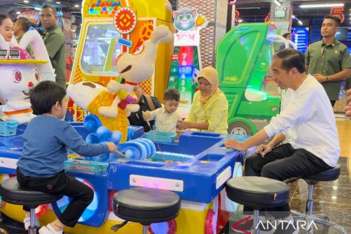 Presiden Jokowi ajak tiga cucunya dari Kahiyang-Bobby ke Botani Square Mall