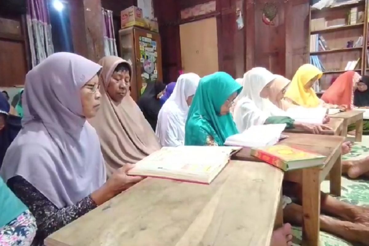 Puluhan lansia ikuti Pesantren Ramadhan di Blitar