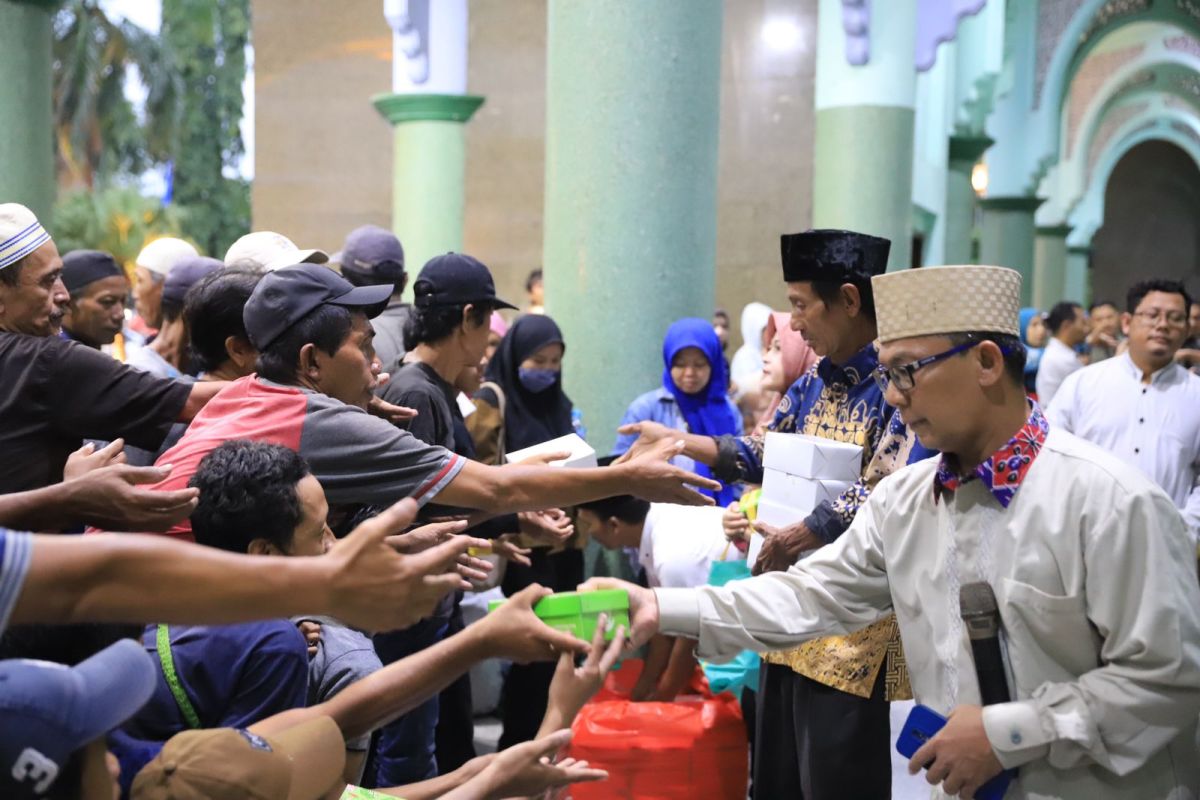 Masjid Al Azhom Kota Tangerang siapkan makanan buka puasa tiap hari