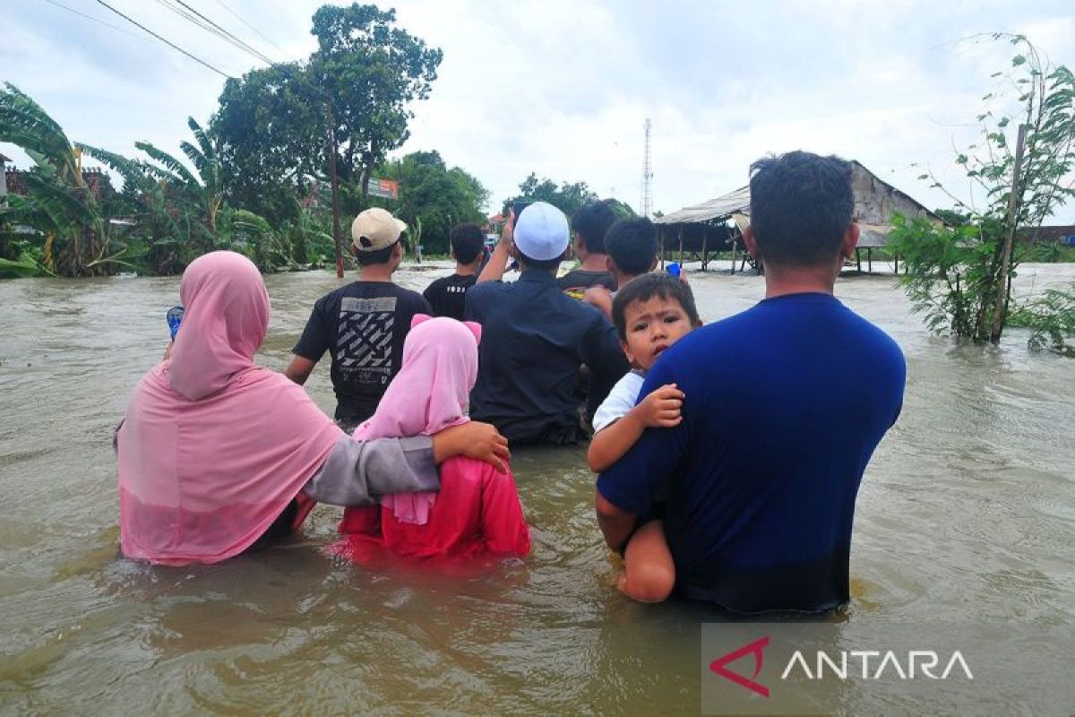 Tanggul jebol, ribuan mengungsi dan Jalur Pantura terputus