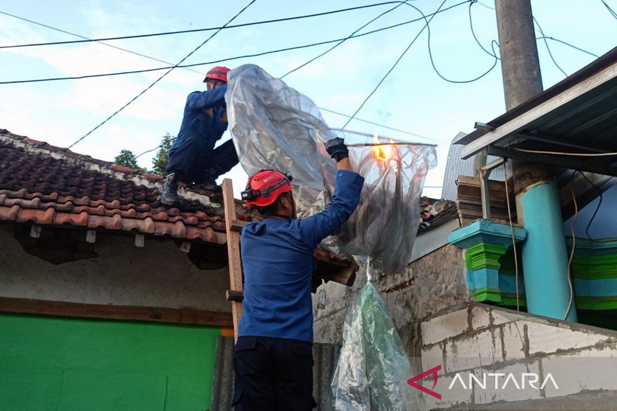 Balon udara jatuh, bakar rumah warga Trenggalek berhasil dipadamkan