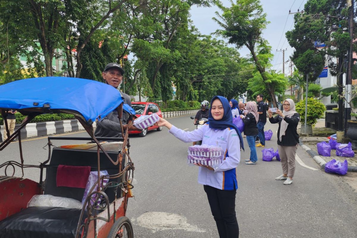 Bank Kalsel bagikan makanan berbuka puasa gratis ke warga