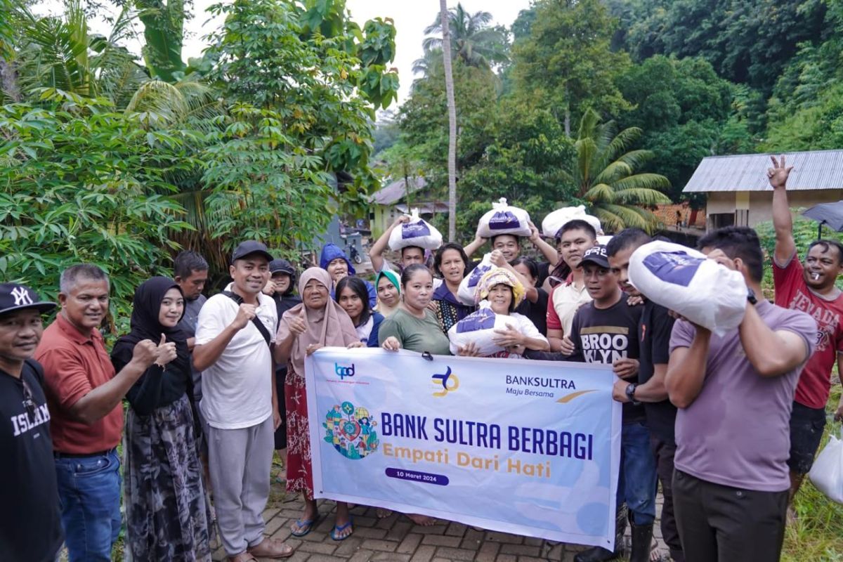 Bank Sultra salurkan 200 paket kepada korban banjir di Kendari