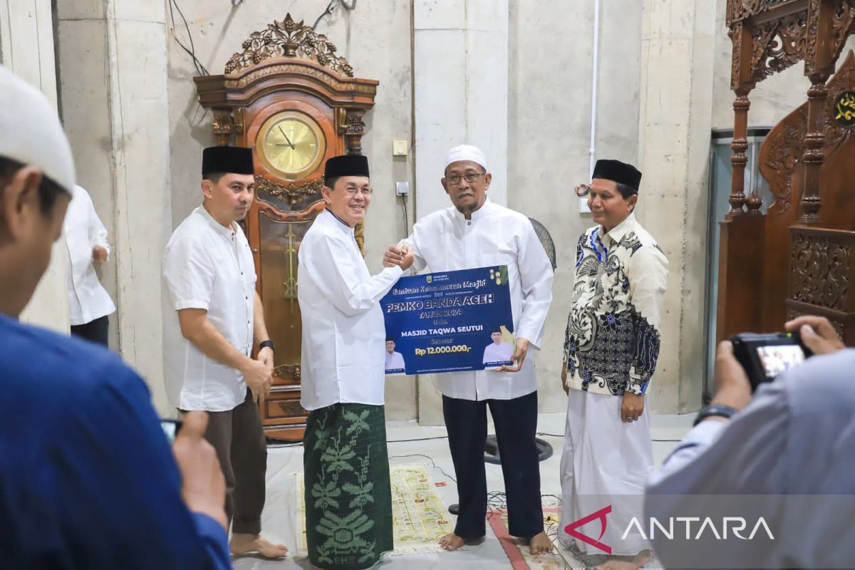 Awali safari Ramadhan, Pj Wali Kota Banda Aceh tarawih bersama warga Seutui