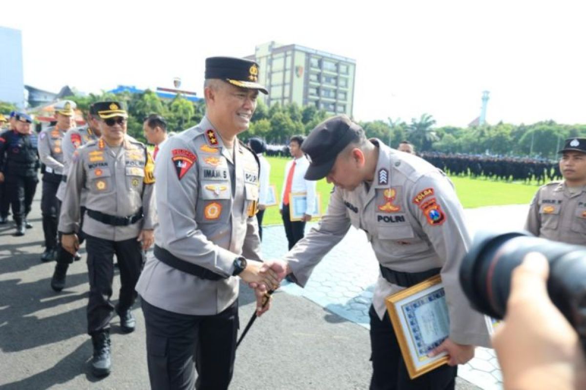 Kapolda Jatim beri penghargaan 35 personel dan ASN berprestasi