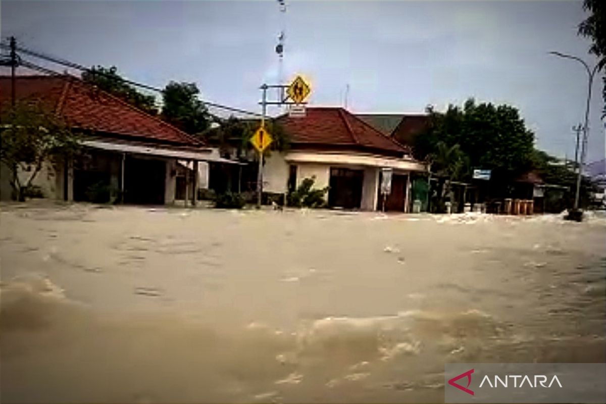 Enam tanggul sungai jebol perparah banjir di Demak