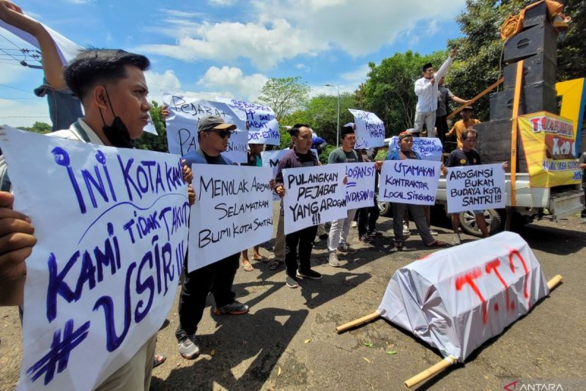 Aliansi jasa konstruksi demo soroti oknum pejabat di Dinas PUPP Situbondo