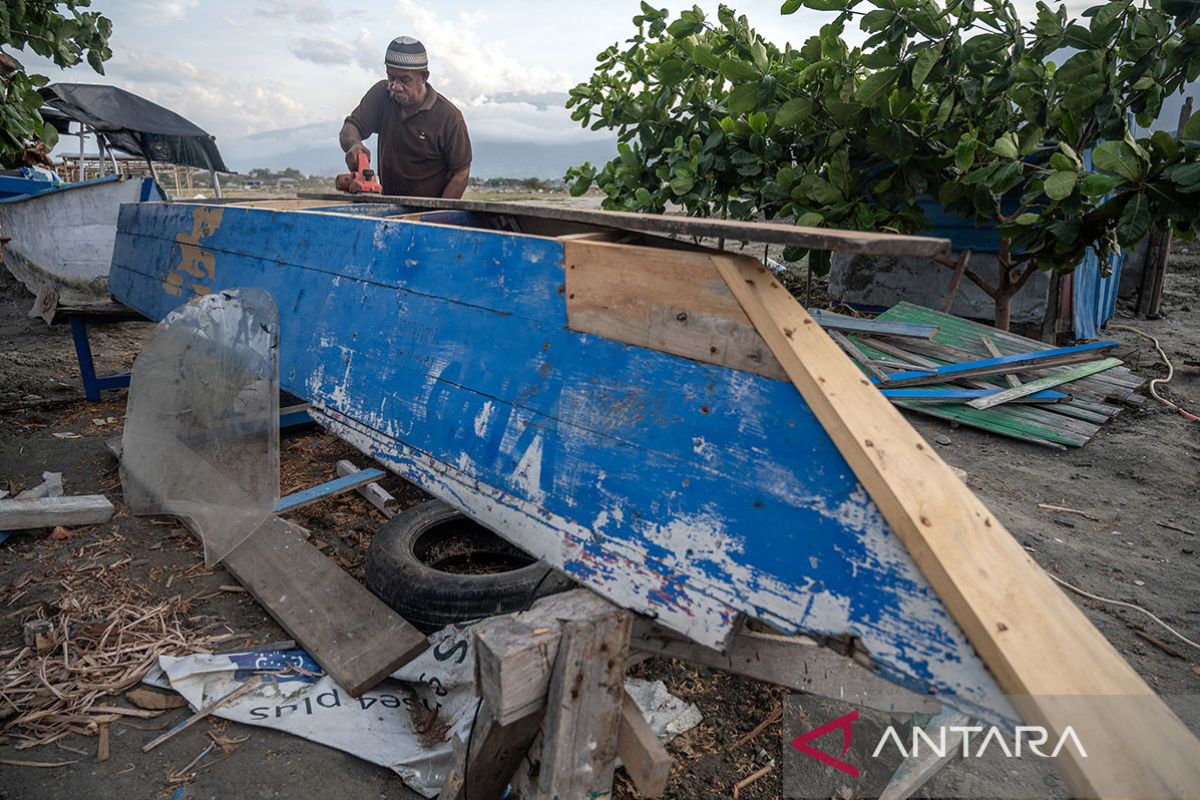 Jasa perbaikan perahu nelayan di Palu