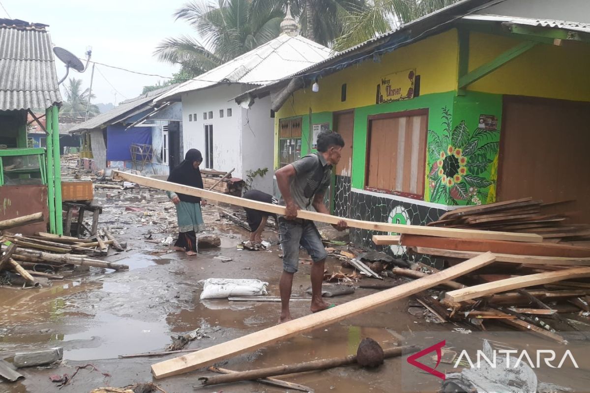Bangunan rusak terdampak banjir rob di Palabuhanratu capai 110 unit