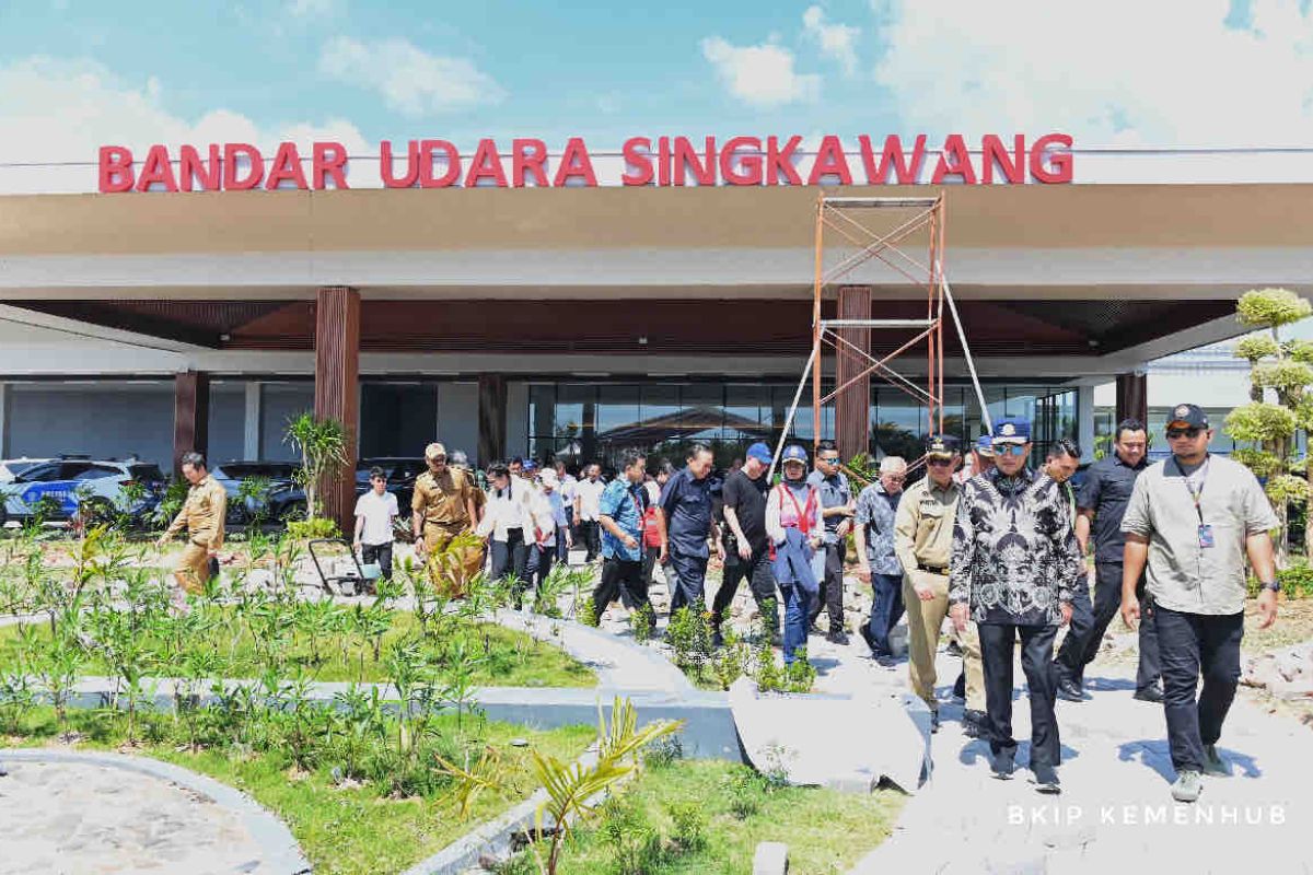Menteri Perhubungan tinjau kesiapan Bandara Singkawang jelang diresmikan Jokowi