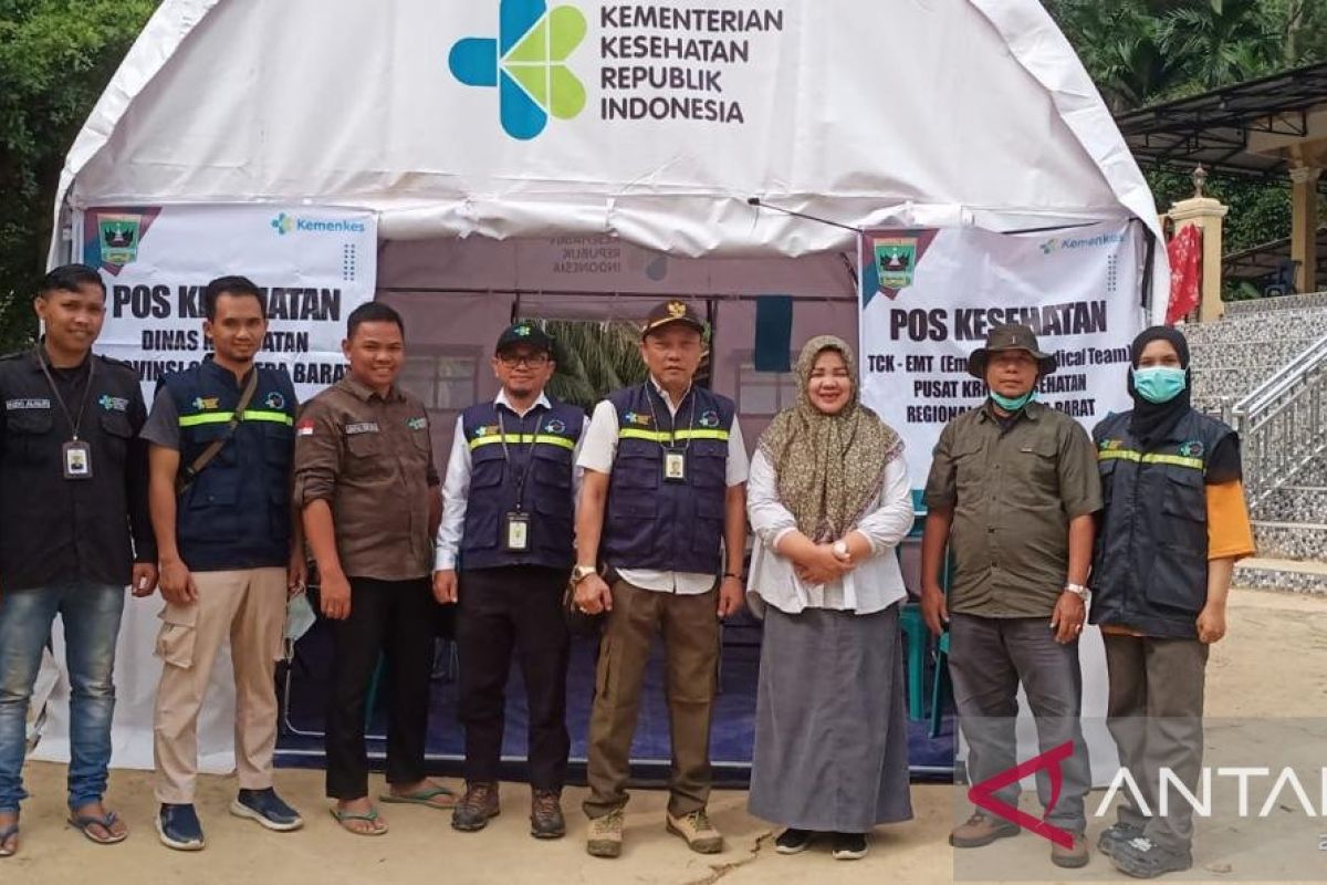 EMT Sumbar beri pelayanan kesehatan untuk pengungsi di Pesisir Selatan