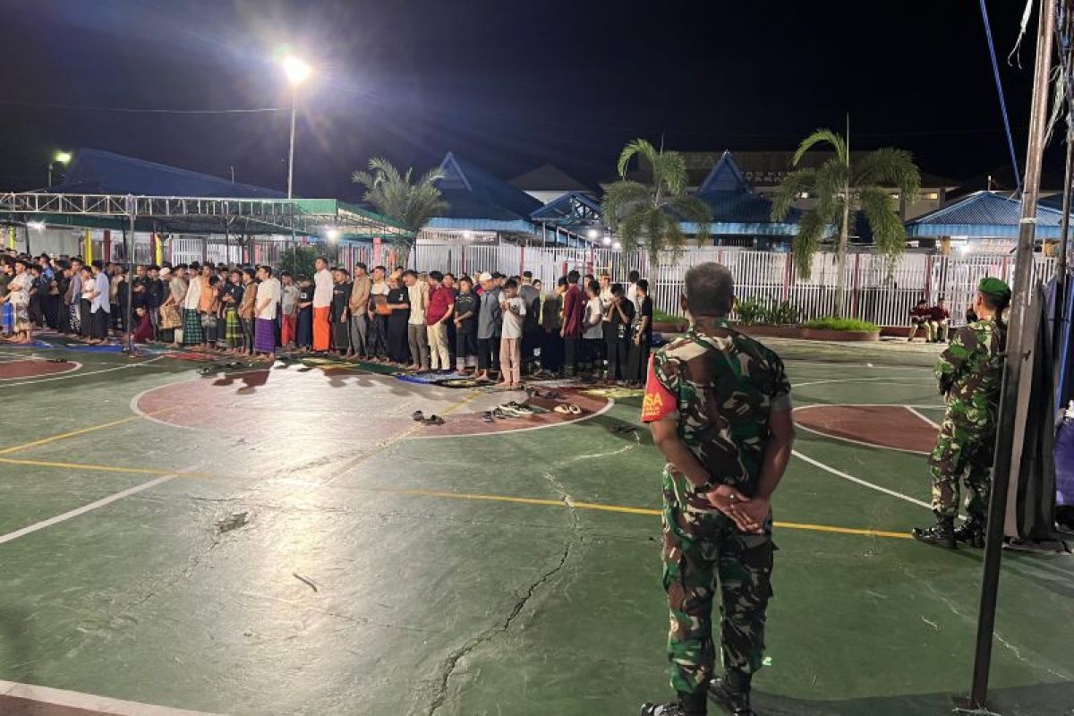 Kodim Membantu Pengamanan Sholat Tarawih di Lapas Tarakan