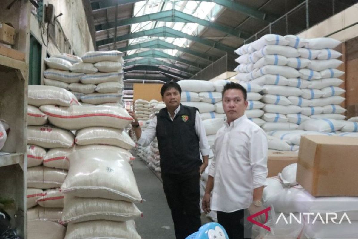 Satgas Pangan Polres Jaktim cek stok beras di Pasar Induk Cipinang