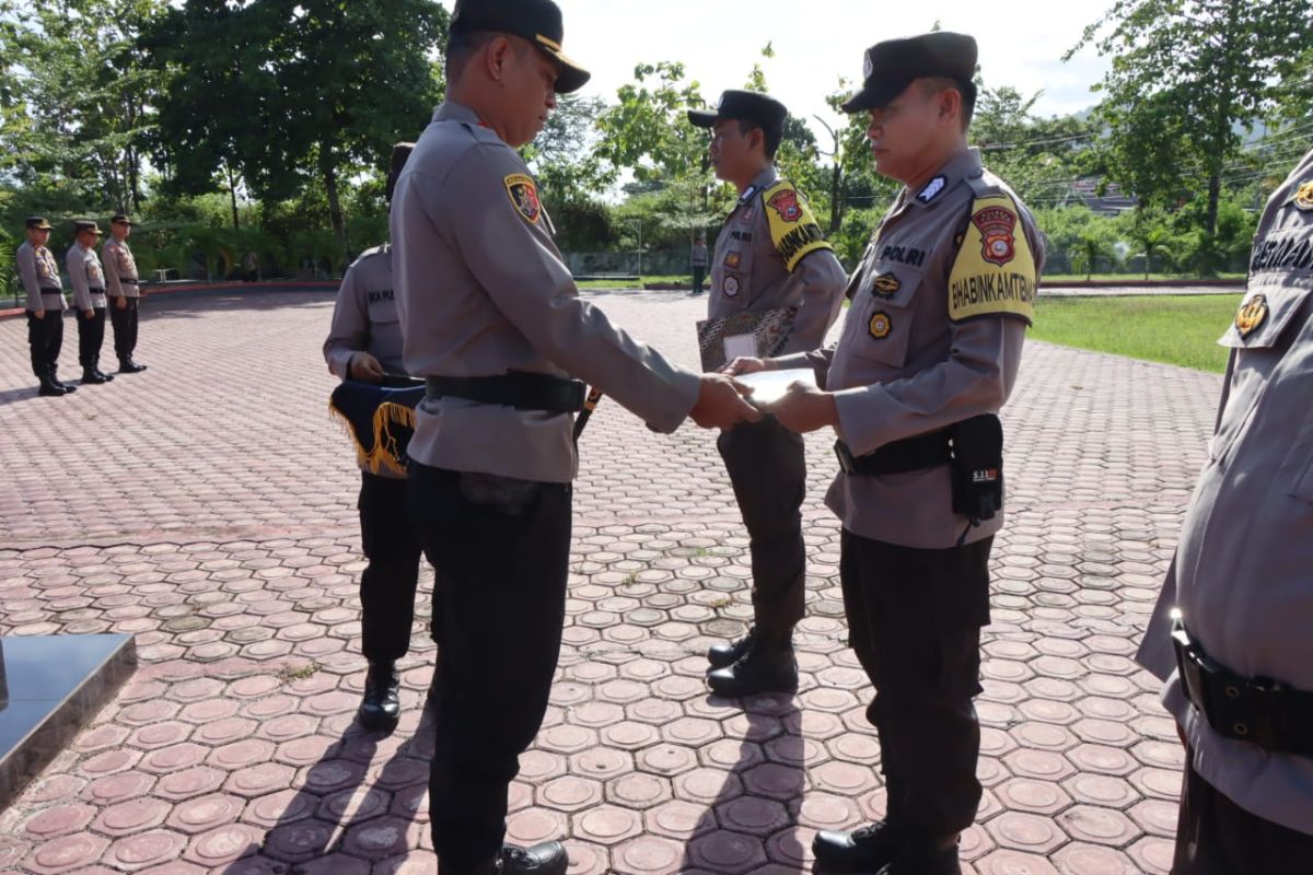 Kapolres Touna beri penghargaan kepada tiga personel bhabinkamtibmas