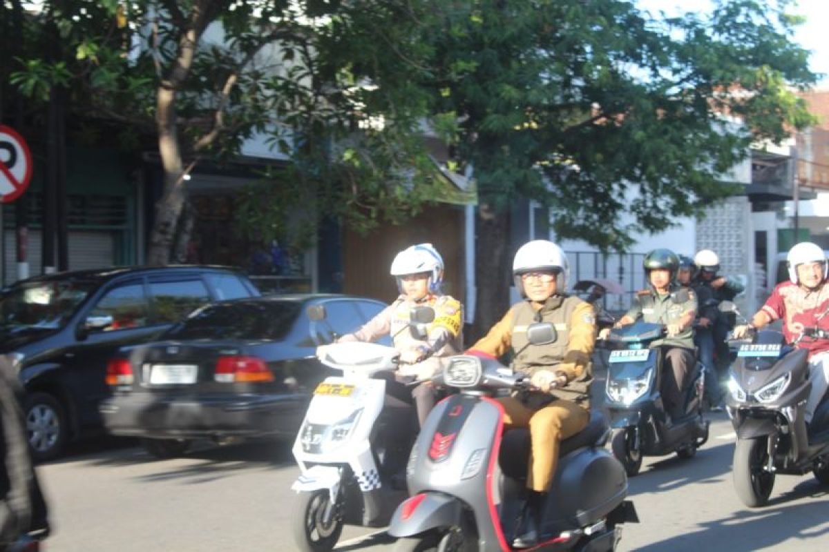 Forkopimda Tulungagung bagi takjil sekaligus sosialisasi 