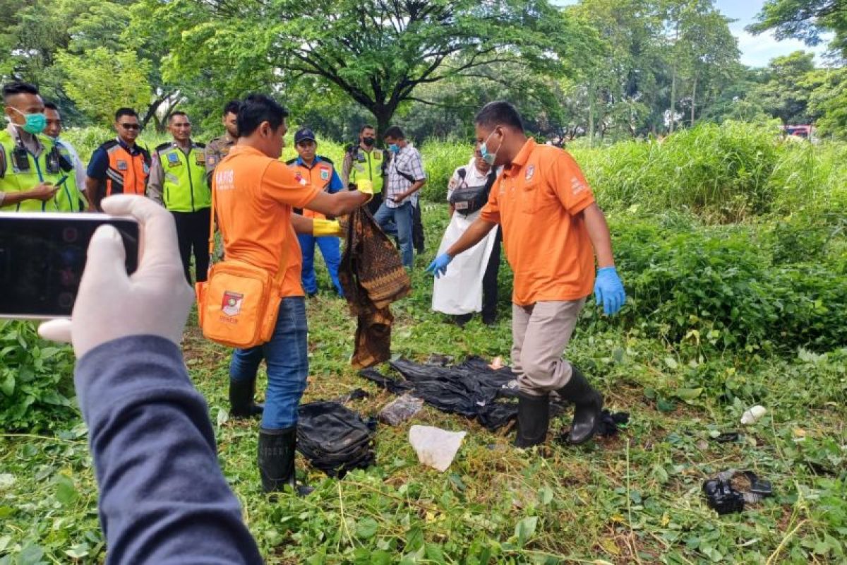 Petugas evakuasi kerangka di kolong jalan tol Waru