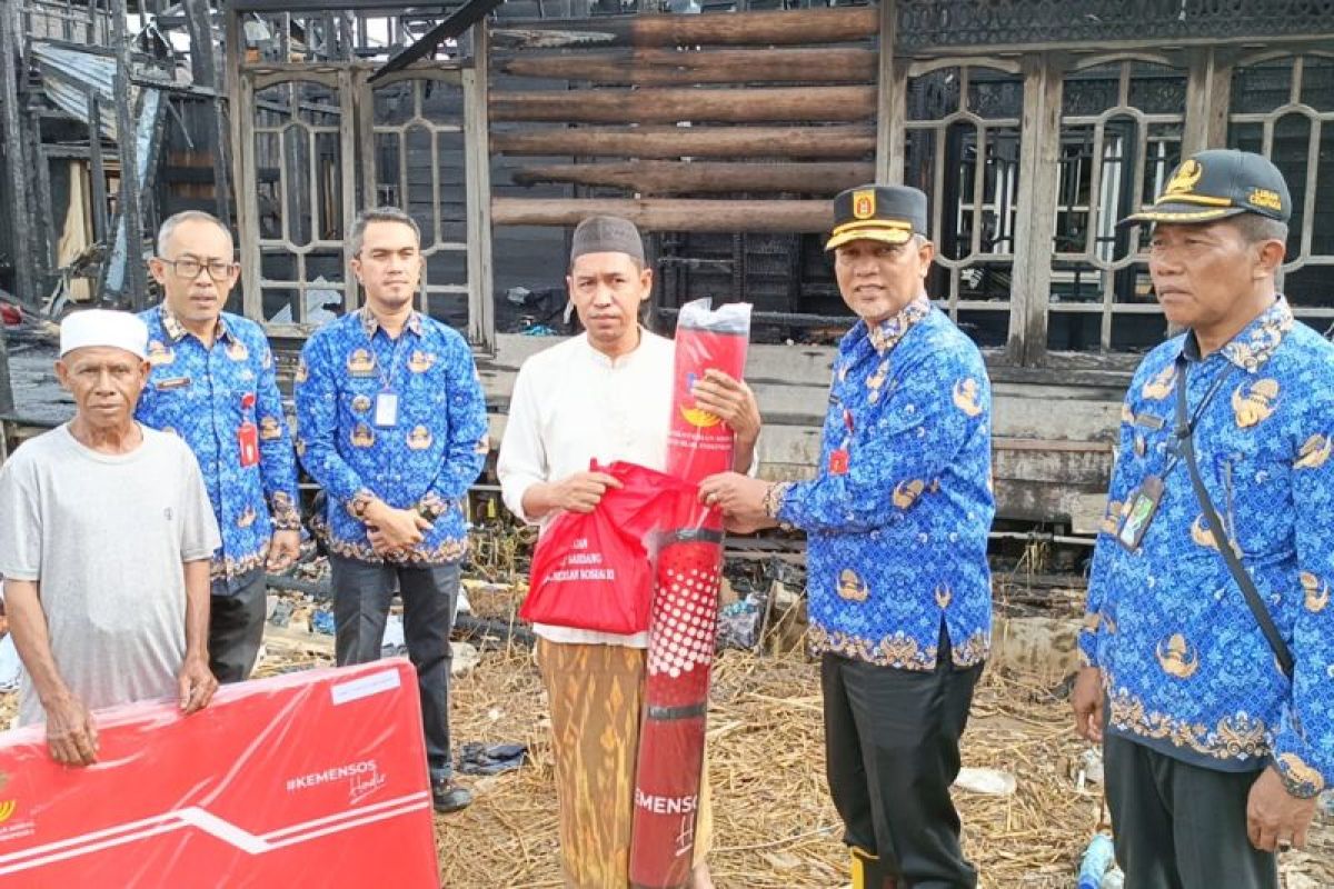 Sekda Banjarbaru serahkan bantuan kepada korban kebakaran di Cempaka
