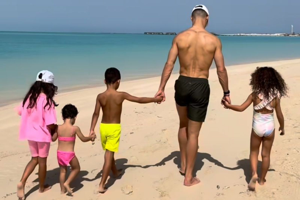 Cristiano Ronaldo ajak anak-anaknya nikmati pantai di Arab Saudi