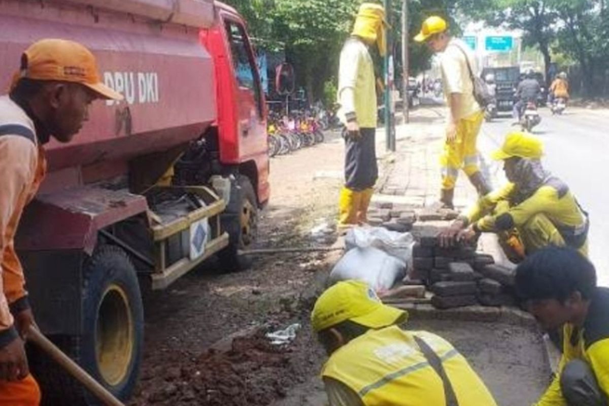 Sudin Bina Marga Jakbar perbaiki trotoar rusak di Cengkareng Timur