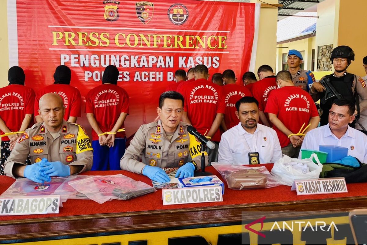 Polres Aceh Barat tangkap tiga warga terkait kepemilikan senjata api, gara-gara ancam mantan isteri