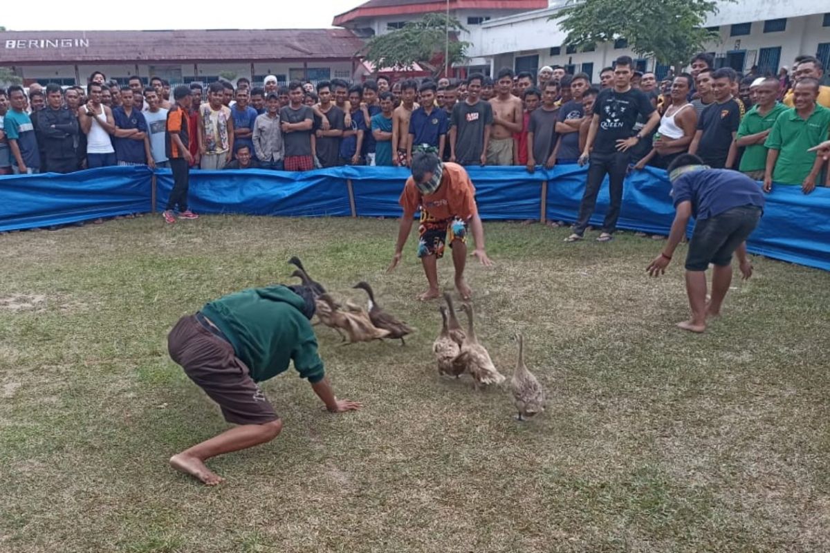 Lapas Siantar lomba tangkap bebek untuk warga binaan