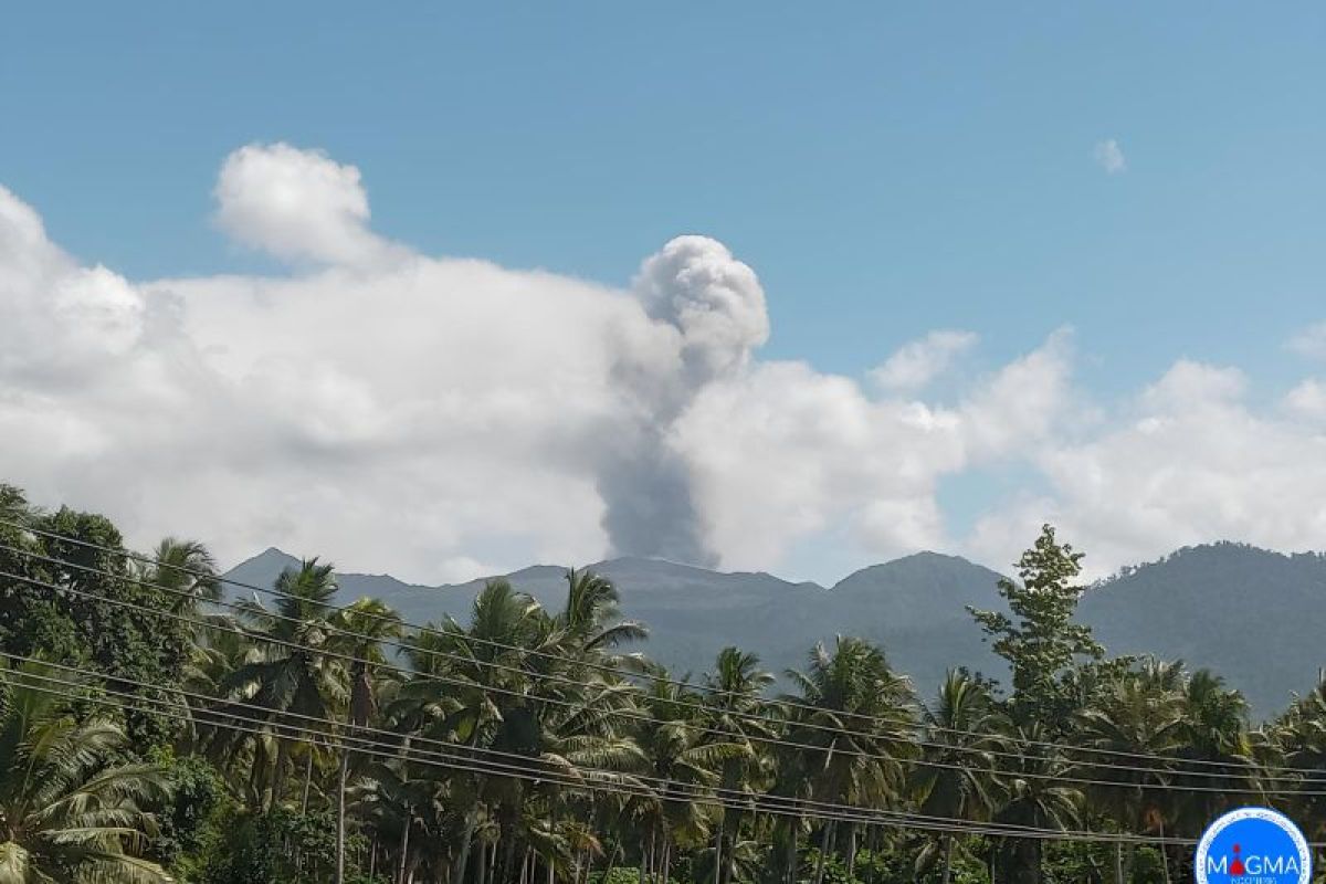 Gunung Dukono lontarkan abu vulkanik setinggi 1,6 kilometer