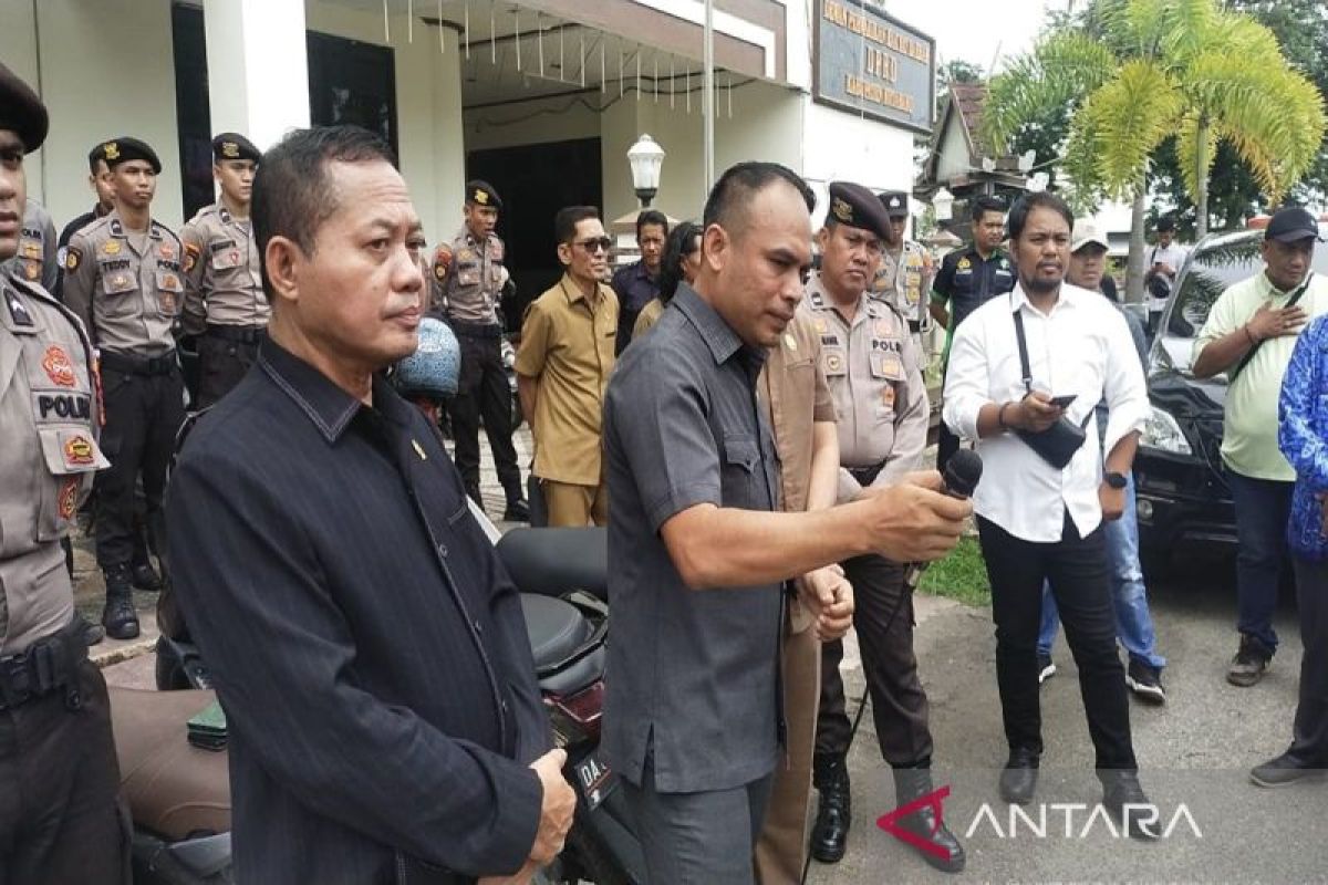 Ketua DPRD temui pengunjuk rasa AK2_TPL