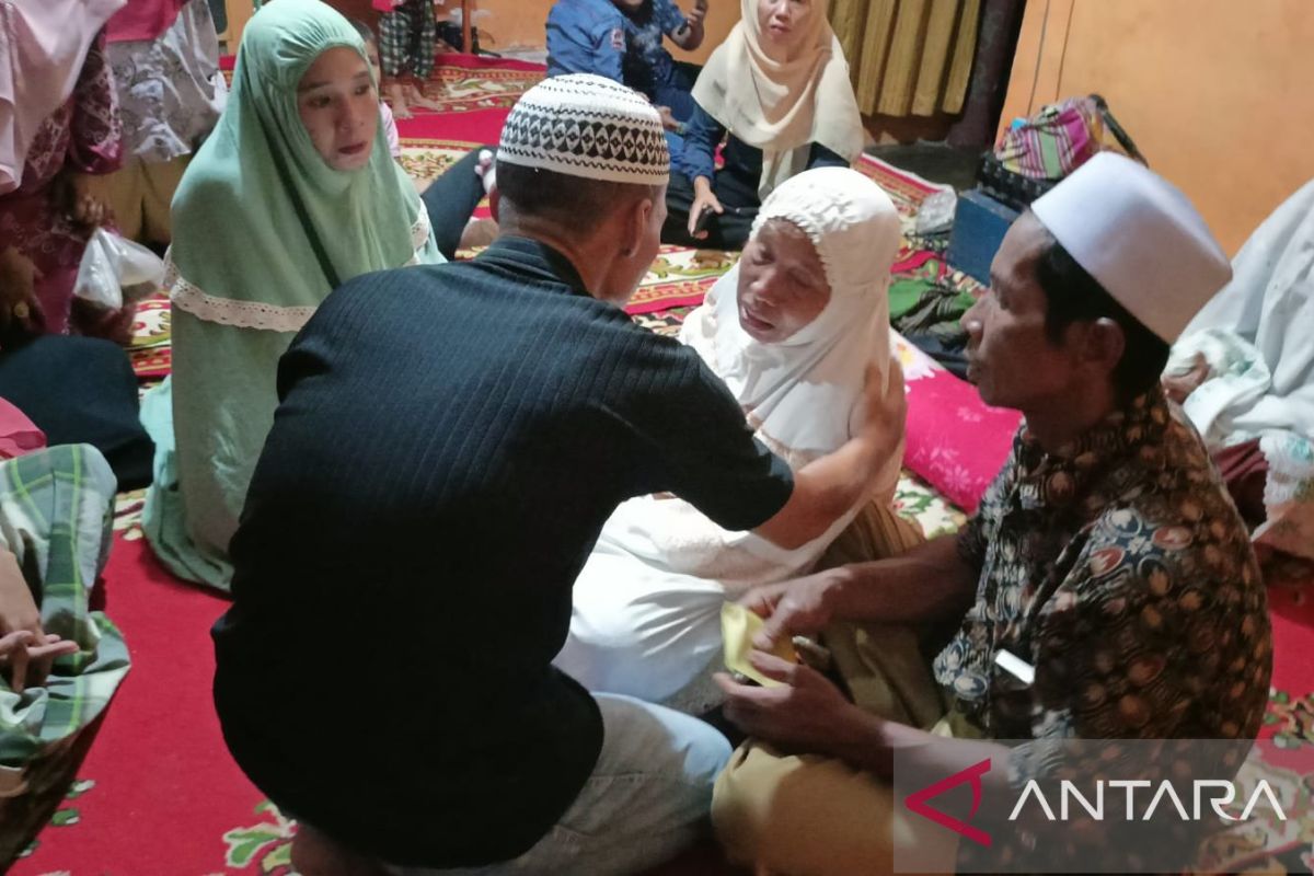 Dandim 0209/LB melayat ke rumah duka almarhum Marhan Harahap