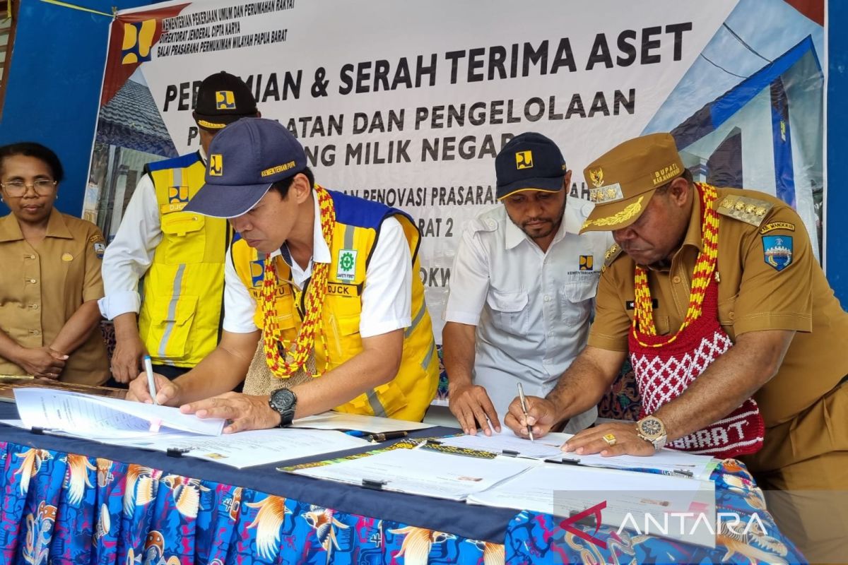 Kementerian PUPR menyerahkan aset renovasi sekolah ke Pemkab Manokwari