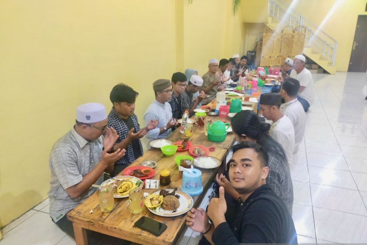 Sekretariat DPRD Balangan buka puasa dengan awak media