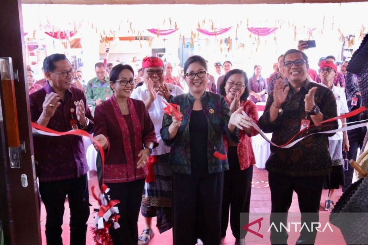 Dekranasda Tabanan resmikan Pojok IKM DTW Tanah Lot untuk promosi produk lokal