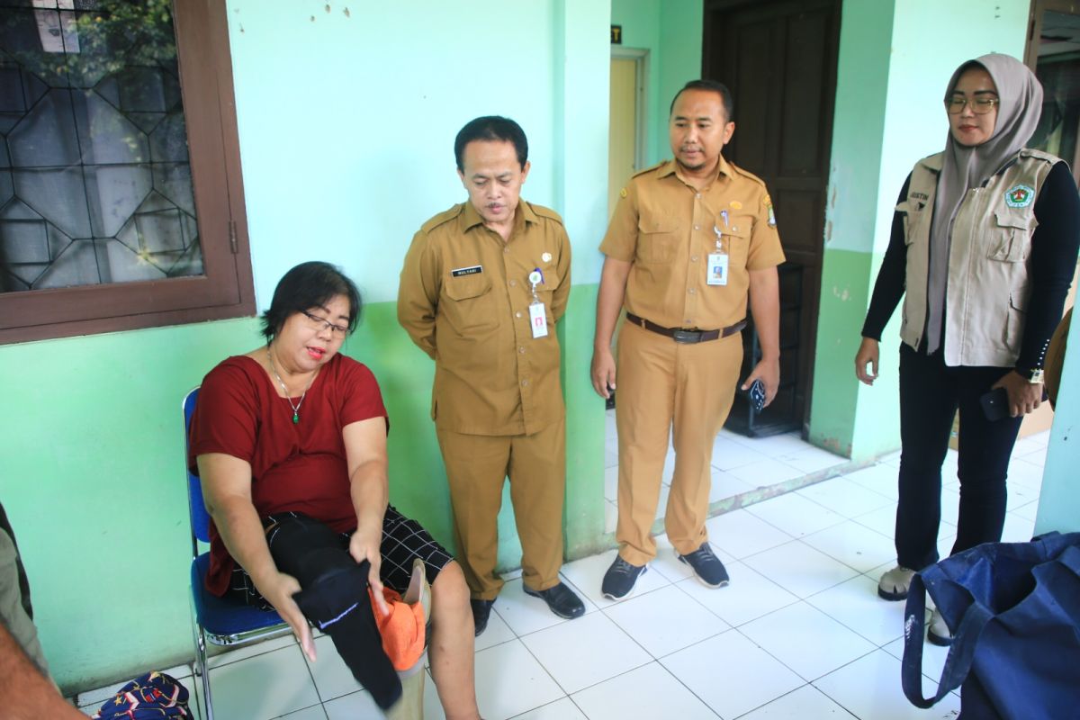 Dinsos Kota Tangerang beri alat bantu 100 disabilitas hingga lansia