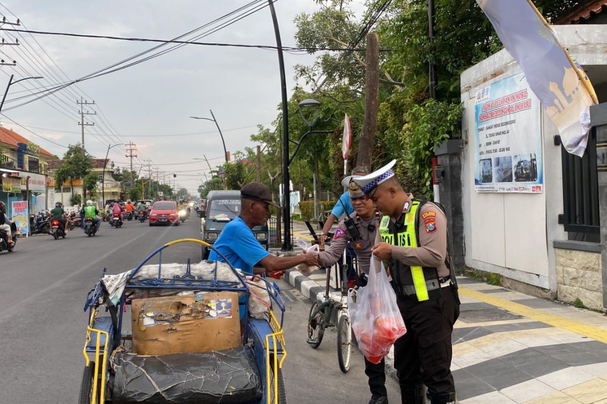 Borong jualan UMKM, Satlantas Polres Bojonegoro kemudian bagikan untuk takjil