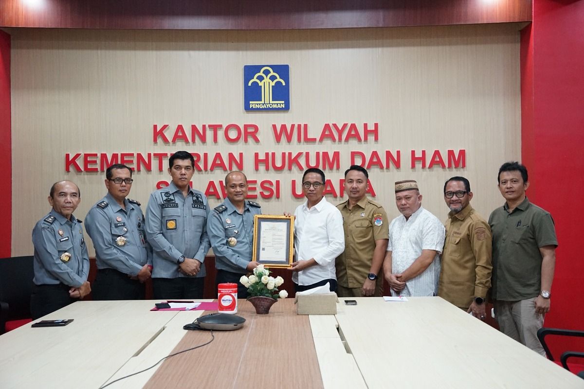 Kemenkumham serahkan sertifikat hak cipta batik  tradisional Boltim
