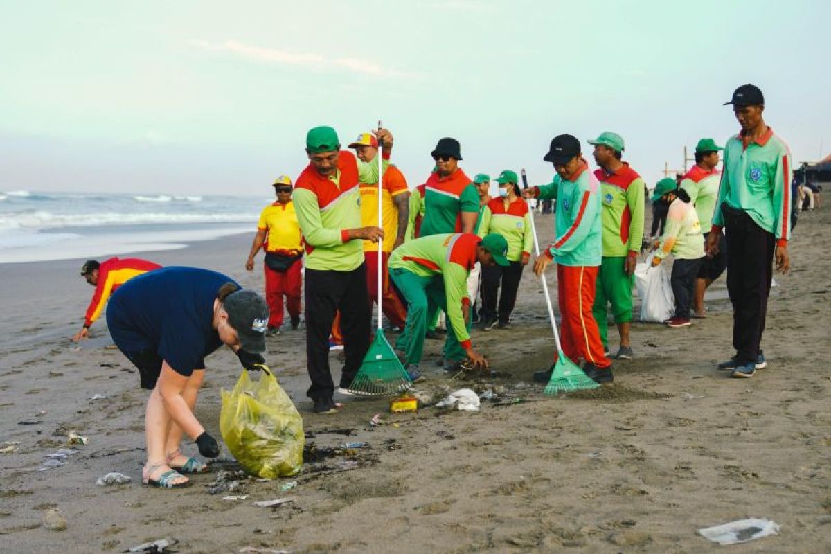 Satpol PP Badung bersihkan sampah di kawasan pantai Canggu