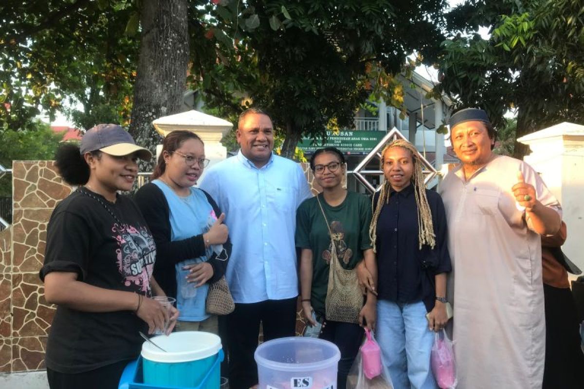 Rektor UNG borong takjil dan bagikan ke mahasiswa