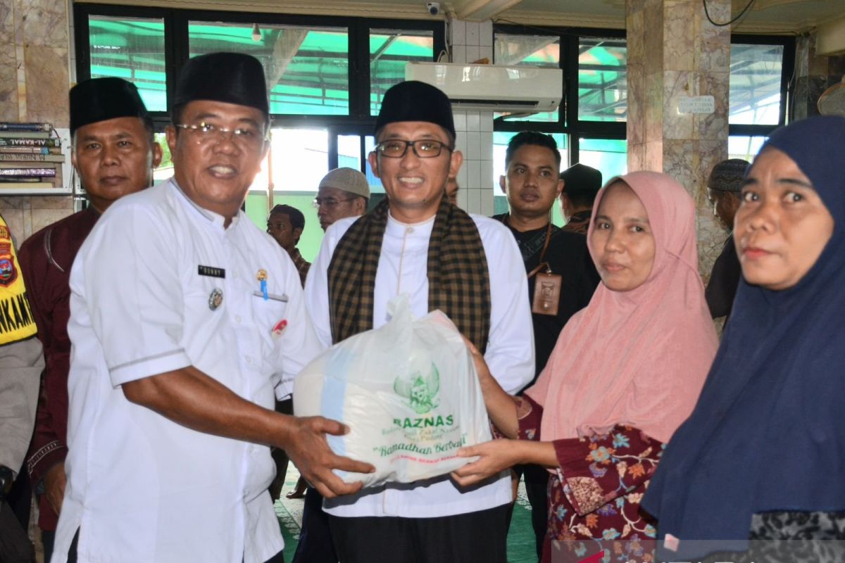 Diserahkan Hendri Septa, Giliran 330 Mustahik di Padang Utara Gembira Terima Sembako