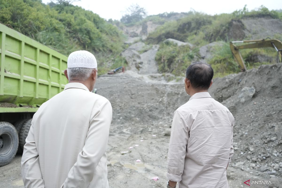 Gubernur Sumbar tinjau kerusakan jalan nasional di Solok Selatan