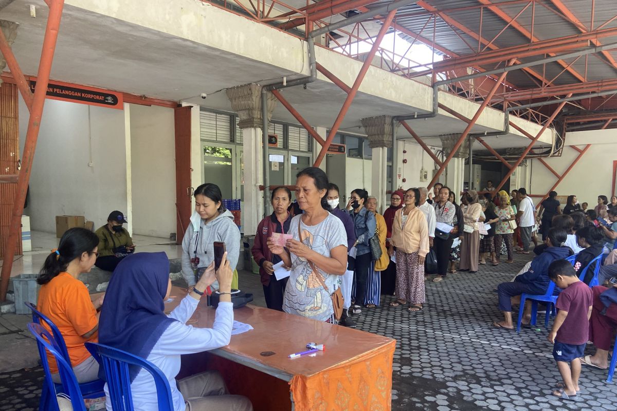 PT Pos Indonesia bagikan bansos tunai ke masyarakat Denpasar