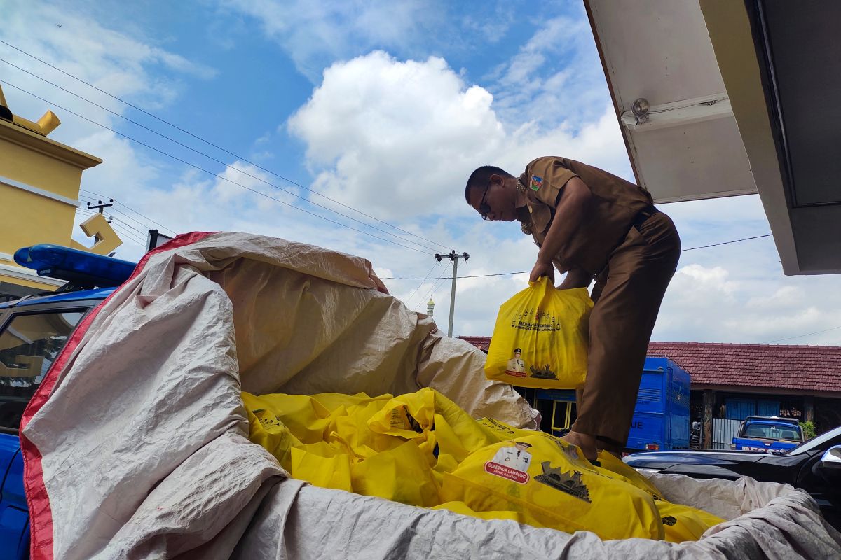 Bantuan korban puting beliung dari Dinsos Lampung telah didistribusikan