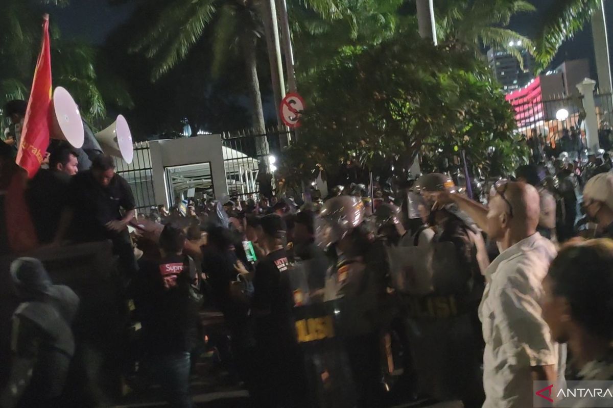 Aksi saling dorong terjadi antara polisi dan massa di depan Gedung DPR