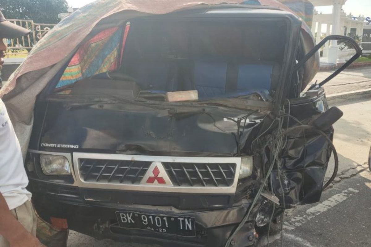 Tabrak pembatas Jalan, penumpang pick up luka berat