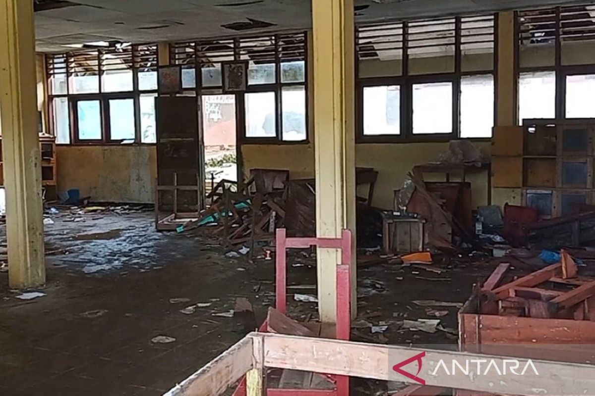 Atap ruang kelas SMPN Jampangtengah Sukabumi terancam ambruk