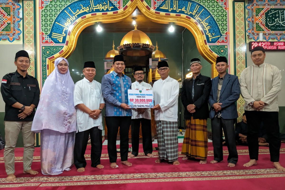 Pj. Wako Padang Panjang pimpin TSR I di Masjid Taqwa dan serahkan bantuan