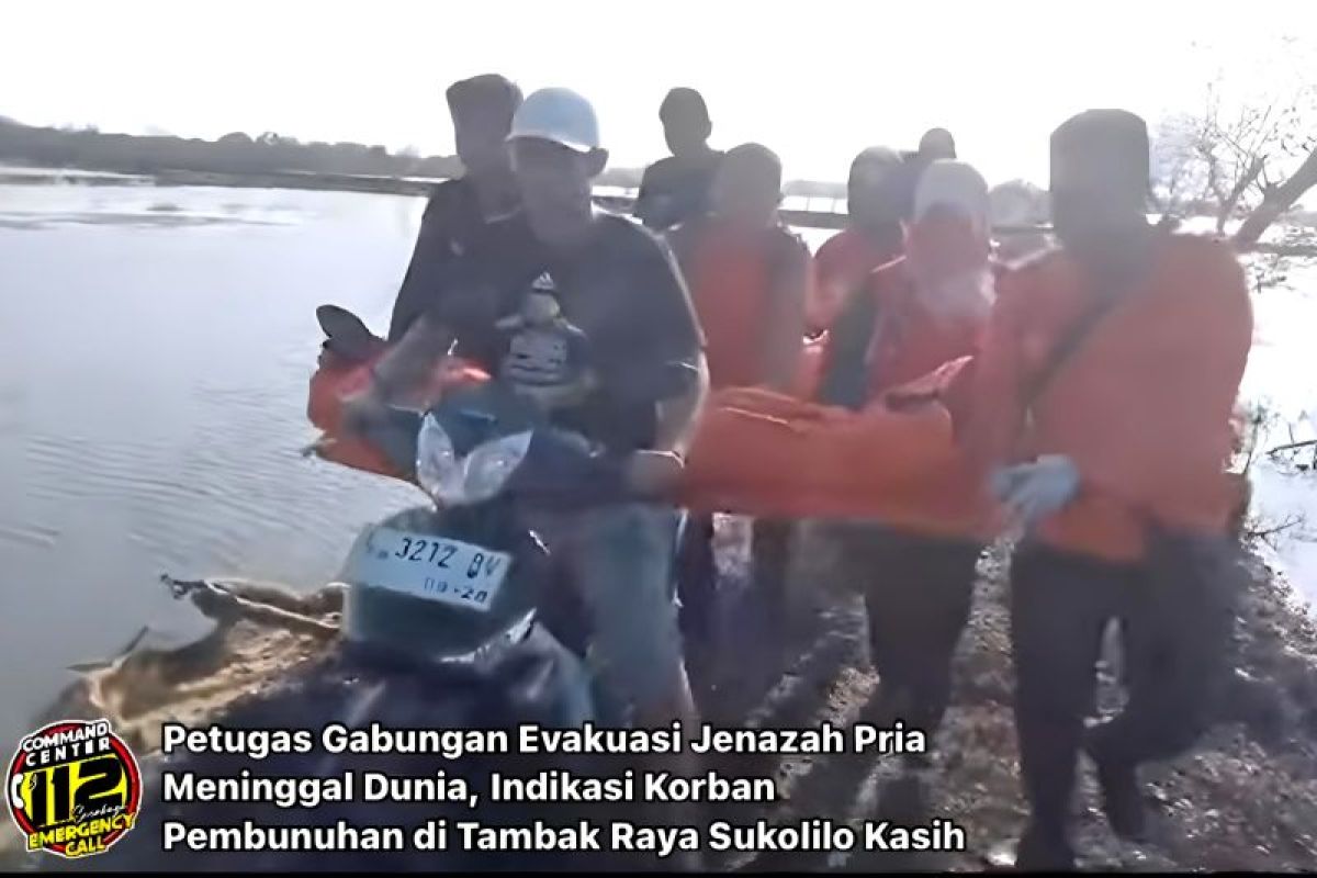 BPBD Surabaya evakuasi jenazah penuh luka di tengah tambak Sukolilo