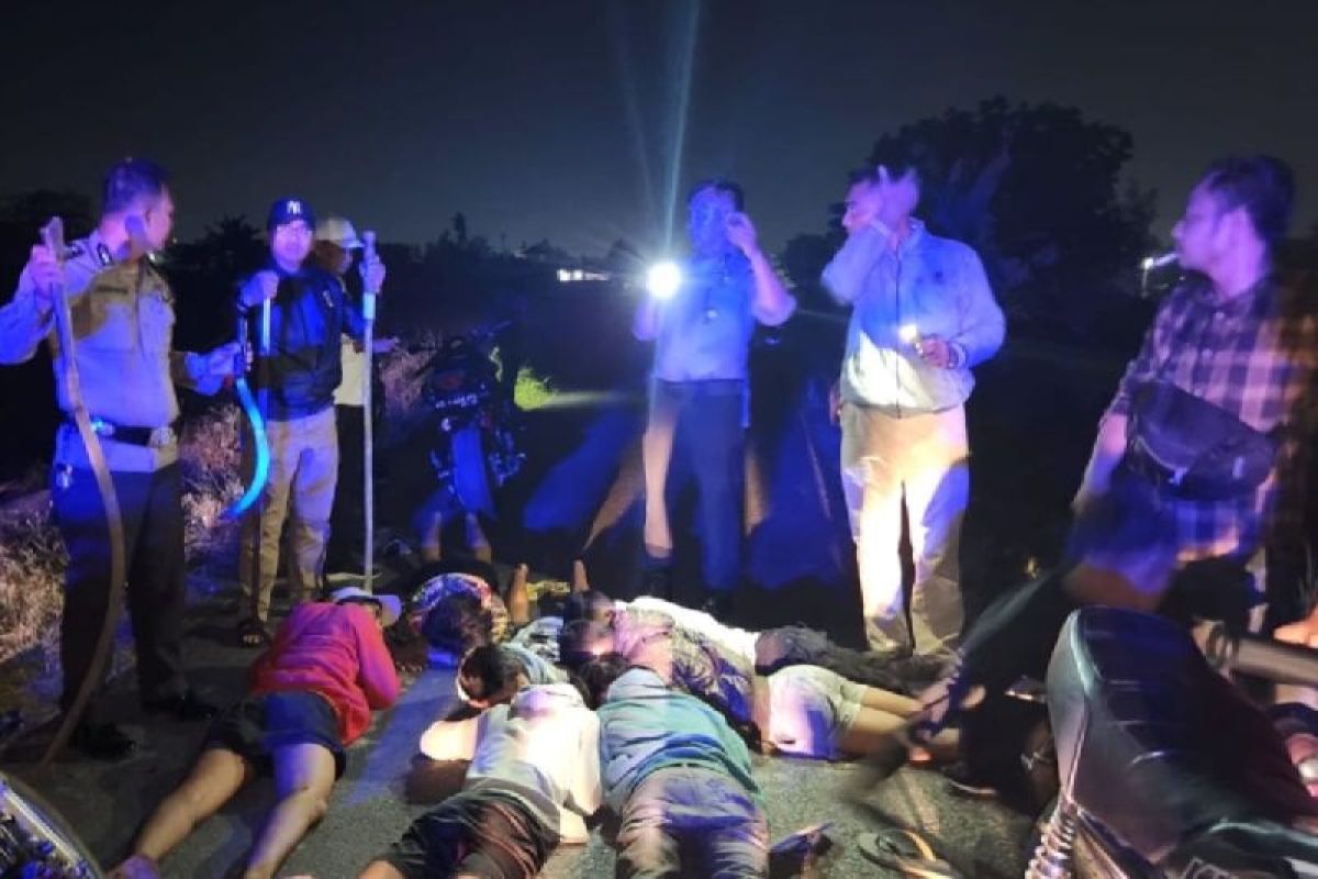 Polisi tangkap sembilan pria saat konvoi bawa celurit panjang di Deli Serdang