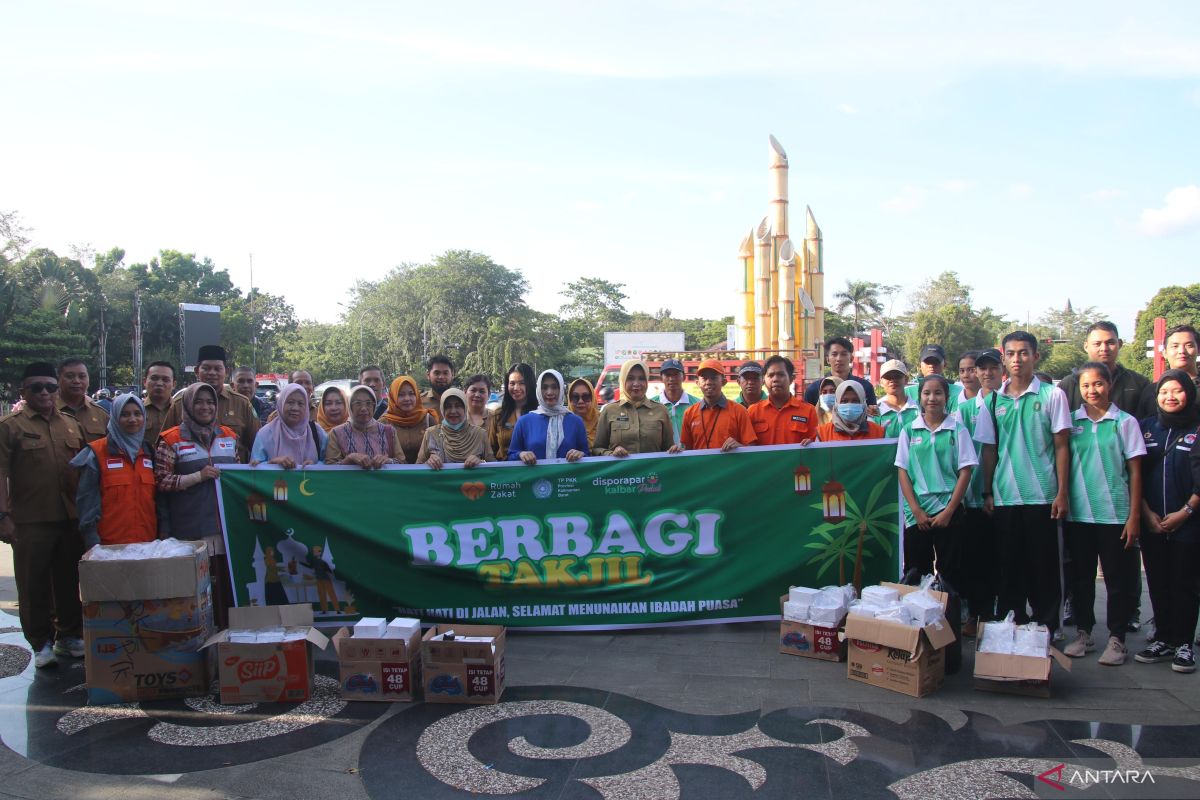 TP PKK bersama Dharma Wanita Kalbar bagikan takjil gratis